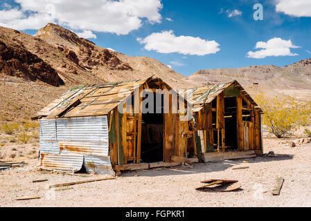 I resti di due edifici nel deserto città fantasma di riolite, Nevada Foto Stock