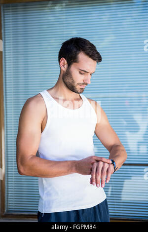 Bello atleta controllare la frequenza cardiaca watch Foto Stock