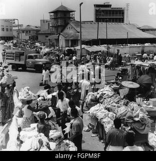 Geografia / viaggio, Ghana, Accra, mercati, mercato con i commercianti di tessili, circa anni '60, diritti aggiuntivi-clearences-non disponibile Foto Stock