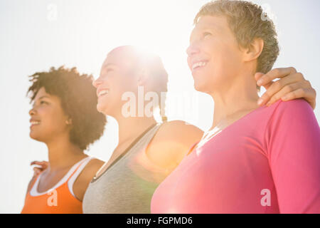 Sorridenti donne sportive guardando lontano Foto Stock