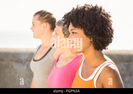 Sorridenti donne sportive guardando lontano Foto Stock