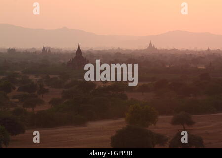 Vecchi templi buddisti e pagode di Bagan, Myanmar Foto Stock