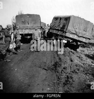 Seconda guerra mondiale / seconda guerra mondiale, Unione Sovietica, estate 1941, membri dell'unità Reichsarbeitsdienst (Servizio del lavoro Reich), schierati sul fronte orientale (Abteilung K. 1/130) e soldati Wehrmacht tirando indietro un camion sulla strada, i Panzer Army, Army Group South, Ucraina, diritti aggiuntivi-clearences-non disponibili Foto Stock