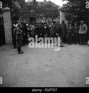 Eventi, seconda guerra mondiale / seconda guerra mondiale, Unione Sovietica, un membro di un Reichsarbeitsdienst (Reich Labour Service) unità, schierata sul fronte orientale, con civili ucraini, estate 1941, diritti aggiuntivi-clearences-non disponibile Foto Stock