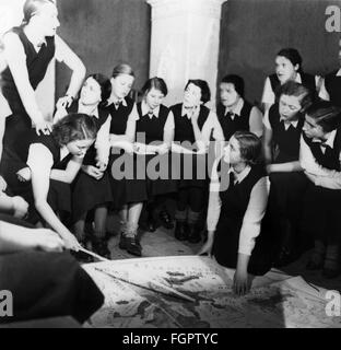 Nazional socialismo, organizzazioni, Reich Labour Service (Reichsarbeitsdienst, RAD) per le donne, lezione in geografia, fine degli anni trenta, , Additional-Rights-Clearences-Not Available Foto Stock