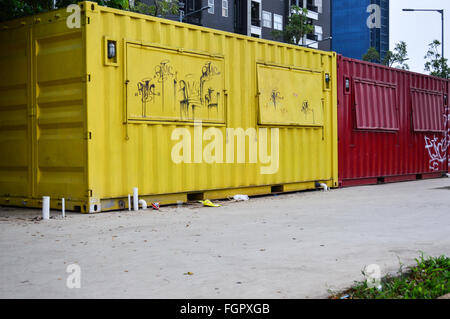 Cargo contenitore in acciaio con graffiti a Jakarta, Indonesia Foto Stock