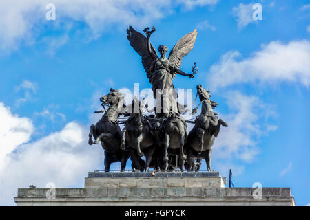 Monumento a Wellington nel mezzo di Hyde Park Corner rotonda Foto Stock