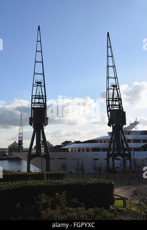 Docklands gru e il Sunborn Hotel, Excel Royal Victoria Dock,Docklands,East London REGNO UNITO Foto Stock