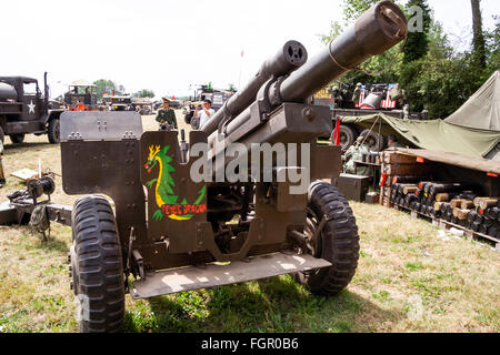 Guerra e Pace show, Inghilterra. Guerra del Vietnam rievocazione. American 105mm obice gun impostato in mock-up fire base di supporto. Foto Stock