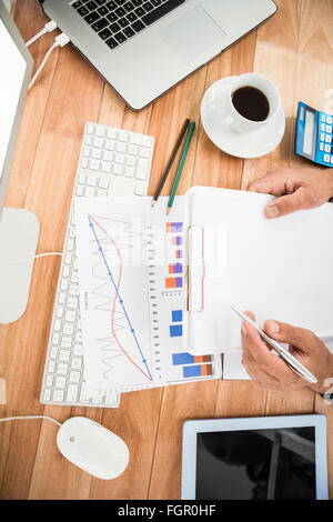 Imprenditore lavorando sulla scrivania in legno Foto Stock