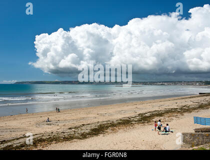 Temporale estivo nuvole temporalesche avvicinando alla spiaggia di Marazion, Cornwall, Regno Unito Foto Stock