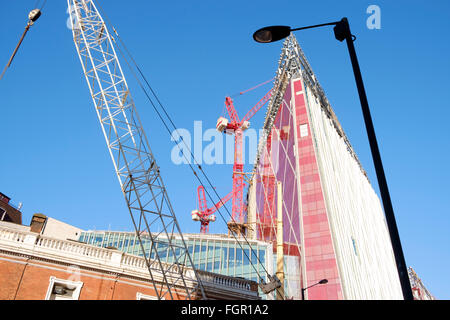 London, Regno Unito - 28 Gennaio 2016 : lavori di costruzione continua sull'edificio Nova immediatamente fuori la stazione di Victoria. Foto Stock