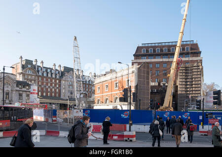 Londra, 29 Gennaio 2016: il lavoro di sviluppo significa che l'approccio per pendolari alla stazione Victoria è attraverso un sito di costruzione Foto Stock