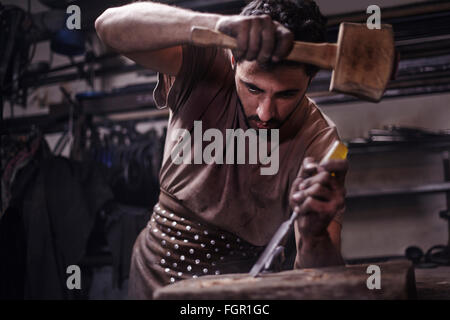 Fabbro del cesello di legno in forge Foto Stock