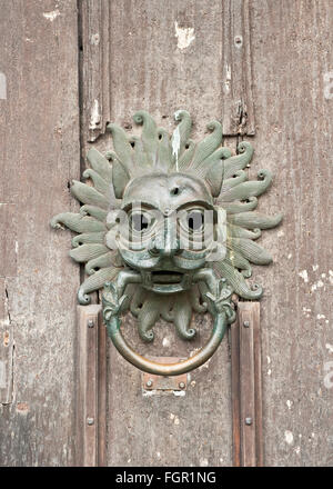 Santuario medievale porta respingente sulla porta principale della Cattedrale di Durham Foto Stock