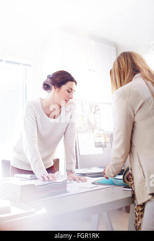 Interior designer navigando i campioni di tessuto in office Foto Stock