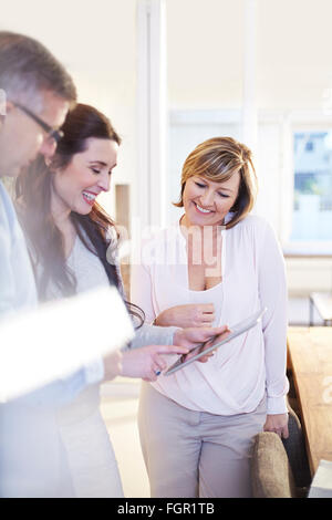 La gente di affari con tavoletta digitale Foto Stock