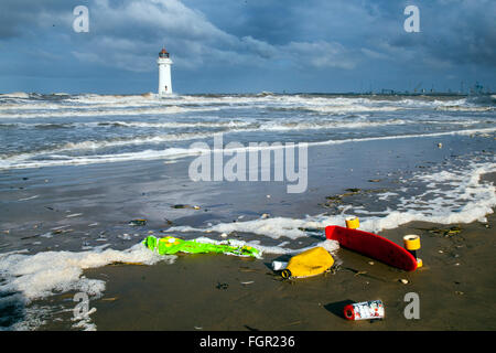 New Brighton, Wallasey, Regno Unito. 22 feb 2016. Regno Unito: Meteo Marine beach detriti voci sono diventate un inquinamento diffuso problema che affligge tutti gli oceani del mondo. È noto per essere la causa di infortuni e morte di numerosi animali marini e uccelli, o perché essi impigliarsi in esso o essi scambiarlo per la preda e mangiare. Implicazioni ambientali dei residui di plastica si è incagliata nella impostazione di Marino, includono l'entanglement, ingestione, soffocamento, & inquinamento Foto Stock