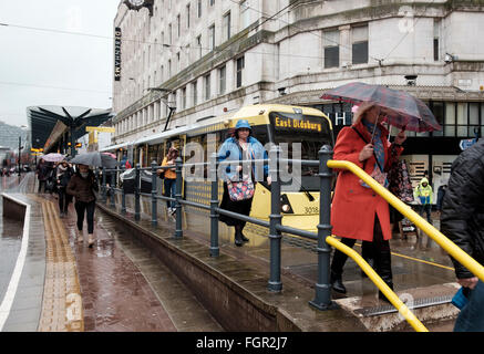 Manchester, Regno Unito - 17 Febbraio 2016: una giornata piovosa Market Street fermata del tram a Piccadilly Gardens, Manchester Foto Stock