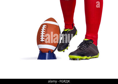 Giocatore di football americano circa per dare dei calci alla sfera Foto Stock