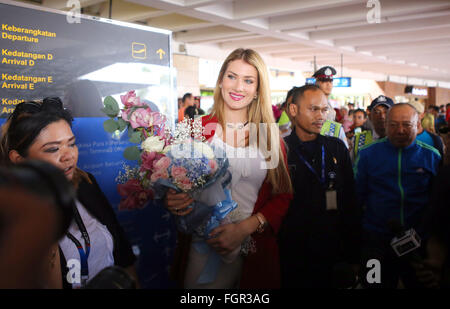 Jakarta, Indonesia. Il 22 febbraio, 2016. Miss Mondo 2015 Spagna Mireia origine Lalaguna Royo arrivati all'Aeroporto Soekarno Hatta, Tangerang, Banten. Il suo arrivo per la prima volta in Indonesia per partecipare alla serata picco di Miss Indonesia 2016. Credito: Natanael Pohan/Pacific Press/Alamy Live News Foto Stock