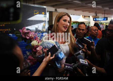 Jakarta, Indonesia. Il 22 febbraio, 2016. Miss Mondo 2015 Spagna Mireia origine Lalaguna Royo arrivati all'Aeroporto Soekarno Hatta, Tangerang, Banten. Il suo arrivo per la prima volta in Indonesia per partecipare alla serata picco di Miss Indonesia 2016. Credito: Natanael Pohan/Pacific Press/Alamy Live News Foto Stock