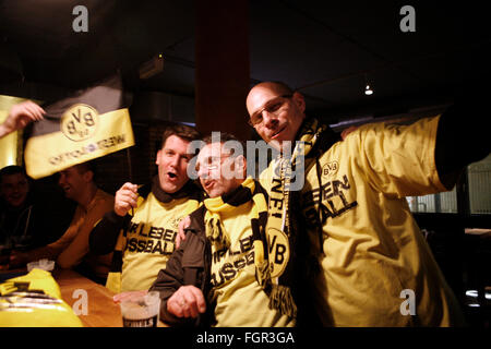 Il Borussia Dortmund 1-1 Fortuna Dussledorf, Signa Iduna Park, Dortmund. Il Borussia Dortmund Fans in sostenitori bar dopo il gioco. Foto Stock