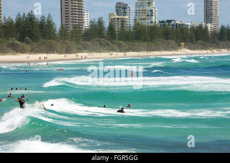 Surfisti a Burleigh head beach sulla Gold Coast di Queensland, Australia Foto Stock