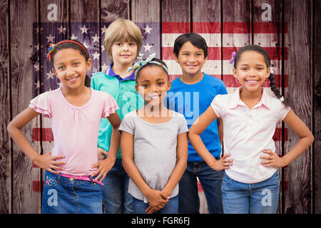 Immagine composita di graziosi alunni sorridente in telecamera in aula Foto Stock