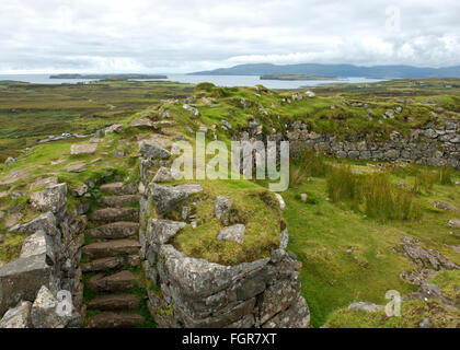Le antiche rovine di un pictish dun beag broch casa rotonda sull'isola di Skye. Foto Stock
