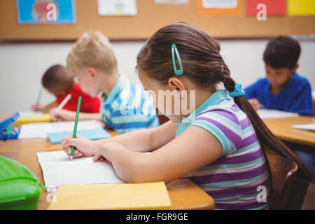 Occupato gli studenti che lavorano sul lavoro in classe Foto Stock