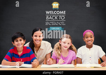 Immagine composita di pretty docente aiutare gli studenti nella libreria Foto Stock