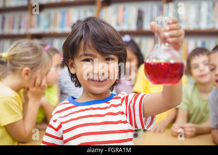 Allievo fare scienza in libreria Foto Stock