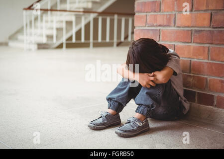 Sconvolto lonely bambino seduto da se stesso Foto Stock