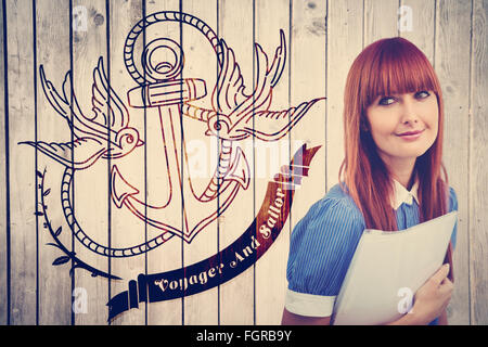 Immagine composita di sorridere hipster donna documento di contenimento Foto Stock
