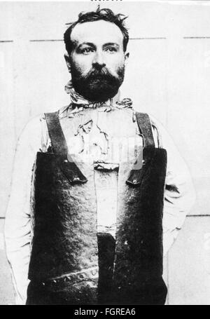 Medicina, psichiatria / malattie mentali, paziente del neurologo Jean-Martin Charcot (1825 - 1893) con complesso di persecuzione, indossare piastre metalliche auto-fatte come 'protezione', Hopital de la Saltetriere, Parigi, 19 ° secolo, diritti aggiuntivi-clearences-non disponibile Foto Stock