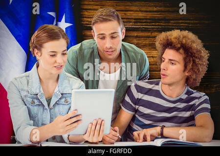 Immagine composita della moda degli studenti che utilizzano tablet Foto Stock
