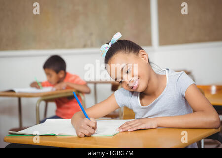 Occupato gli studenti che lavorano sul lavoro in classe Foto Stock