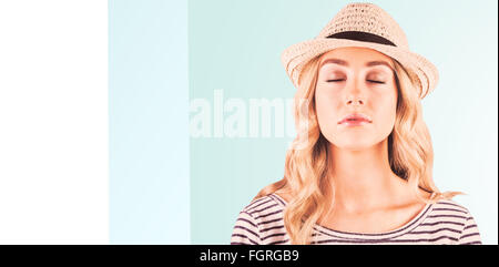 Immagine composita di una splendida bionda hipster con cappello di paglia Foto Stock