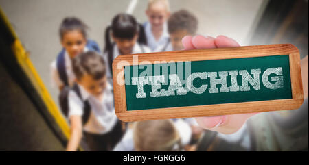 Insegnamento contro carino scolari di salire sul bus di scuola Foto Stock