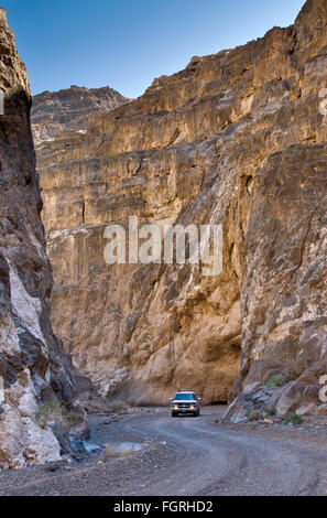 Auto spremitura attraverso il si restringe di Tito Canyon in Grapevine montagne, Parco Nazionale della Valle della Morte, CALIFORNIA, STATI UNITI D'AMERICA Foto Stock