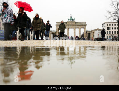 Berlino, Germania. Il 22 febbraio, 2016. I turisti a piedi attraverso Piazza di Parigi con temperature oscillando attorno a cinque gradi Celsius di fronte alla Porta di Brandeburgo, un importante punto di riferimento di Berlino, Germania, 22 febbraio 2016. Foto: WOLFGANG KUMM/dpa/Alamy Live News Foto Stock