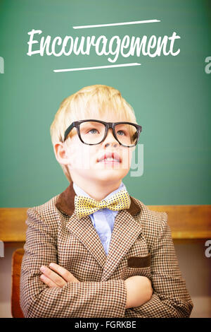 Incoraggiamento contro la pupilla carino vestito come insegnante in classe Foto Stock