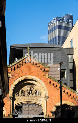 La CIS edificio con la facciata della ex Smithfield Commercio all'ingrosso Mercato del Pesce in primo piano, Manchester, Inghilterra, Regno Unito Foto Stock