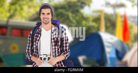 Immagine composita del ritratto di uomo felice tenere la fotocamera Foto Stock