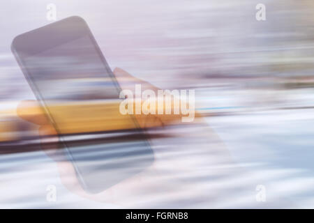 Immagine composita di womans mano azienda nero smartphone Foto Stock