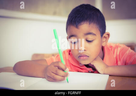 Occupato gli studenti che lavorano sul lavoro in classe Foto Stock