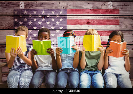 Immagine composita dei bambini la lettura di libri in posizione di parcheggio Foto Stock
