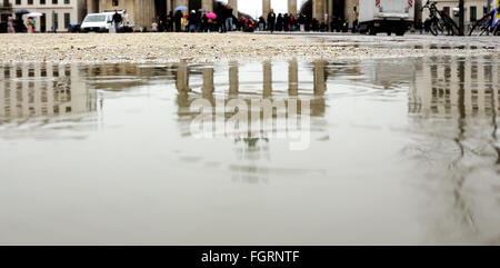 Berlino, Germania. Il 22 febbraio, 2016. I turisti a piedi attraverso la piazza di Parigi con temperature oscillando attorno a cinque gradi Celsius di fronte alla Porta di Brandeburgo, un importante punto di riferimento di Berlino, Germania, 22 febbraio 2016. Foto: WOLFGANG KUMM/dpa/Alamy Live News Foto Stock