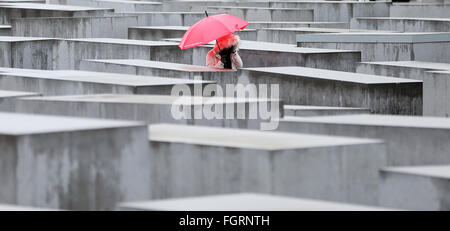 Berlino, Germania. Il 22 febbraio, 2016. Un turista passeggiate attraverso il memoriale della assassinato ebrei d'Europa, noto anche come il Memoriale dell'Olocausto, con temperature oscillando attorno a cinque gradi Celsius, Berlino, Germania, 22 febbraio 2016. Foto: WOLFGANG KUMM/dpa/Alamy Live News Foto Stock